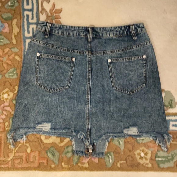 Fashion Nova Denim Skirt with vertical zipper. Size (M) Medium - Picture 2 of 13